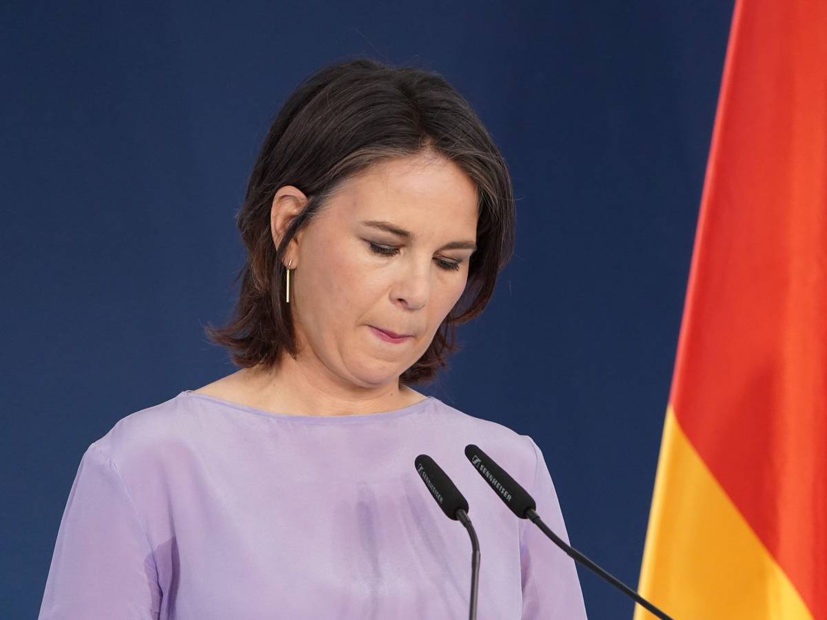 Annalena Baerbock am Rednerpult bei dem G7-Treffen am 14. Mai 2022.
