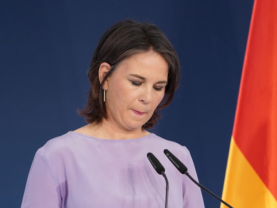 Annalena Baerbock am Rednerpult bei dem G7-Treffen am 14. Mai 2022.