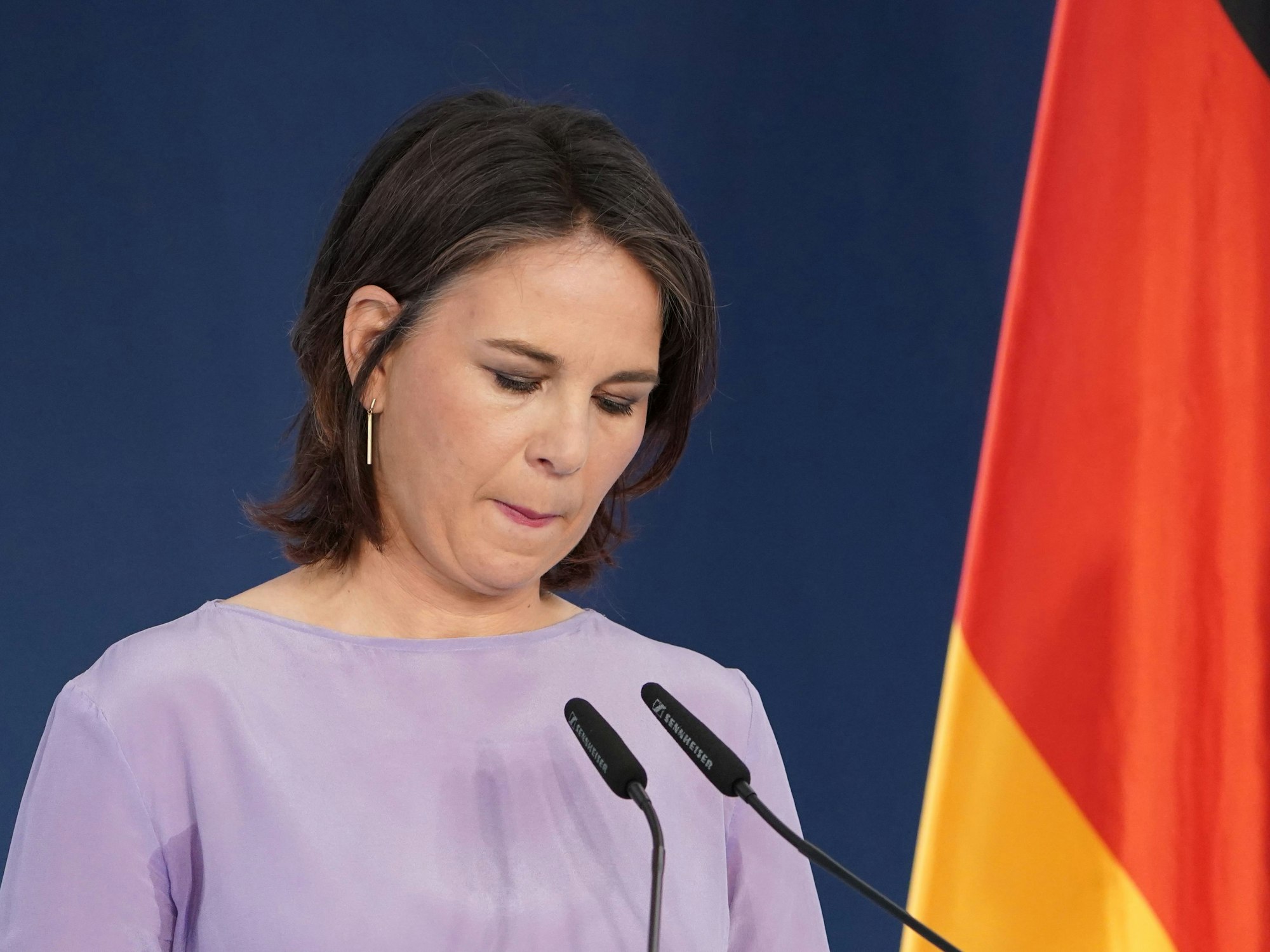 Annalena Baerbock am Rednerpult bei dem G7-Treffen am 14. Mai 2022.