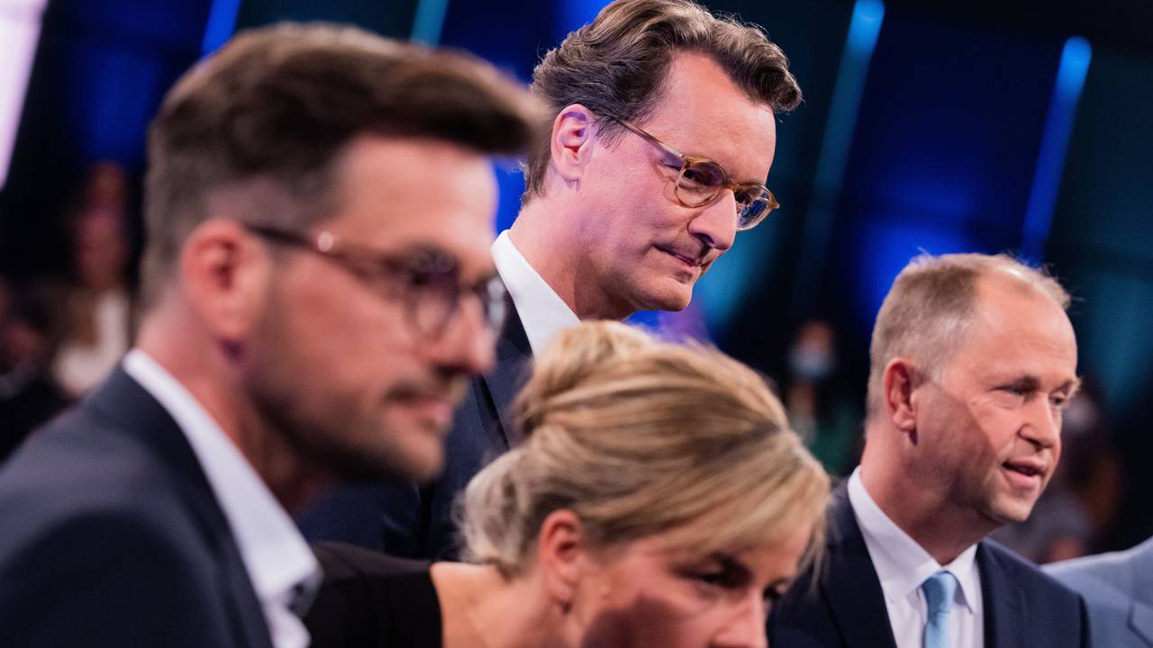 In der „Wahlarena“ trafen (v.l.) Thomas Kutschaty (SPD), Mona Neubaur (Grüne), Hendrik Wüst (CDU), Joachim Stamp (FDP) und Markus Wagner (AfD, nicht im Foto) am 3. Mai 2022 in Köln aufeinander.