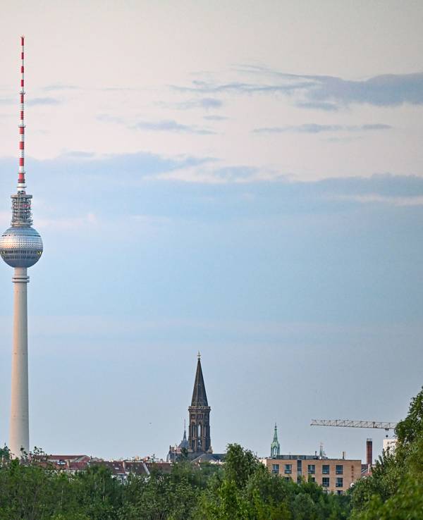 Der Berliner Fernsehturm am frühen Morgen.