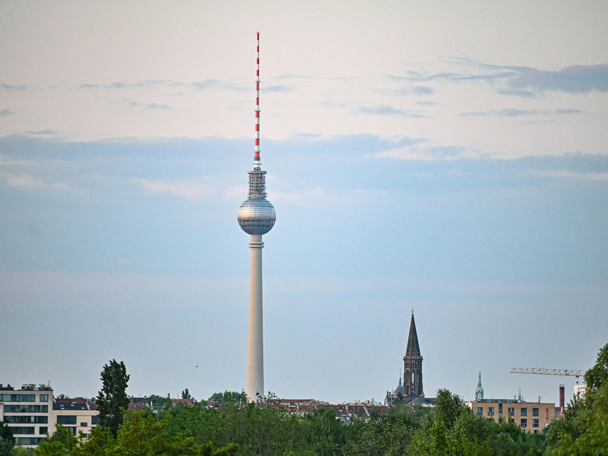 Der Berliner Fernsehturm am frühen Morgen.