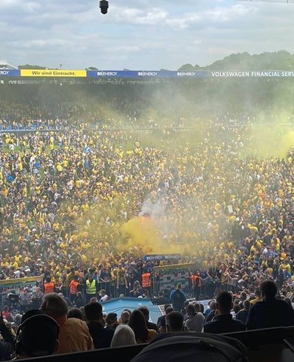 Mit einem Platzsturm sorgen die Fans von Eintracht Braunschweig im Spiel gegen Viktoria Köln für einen Spielabbruch.