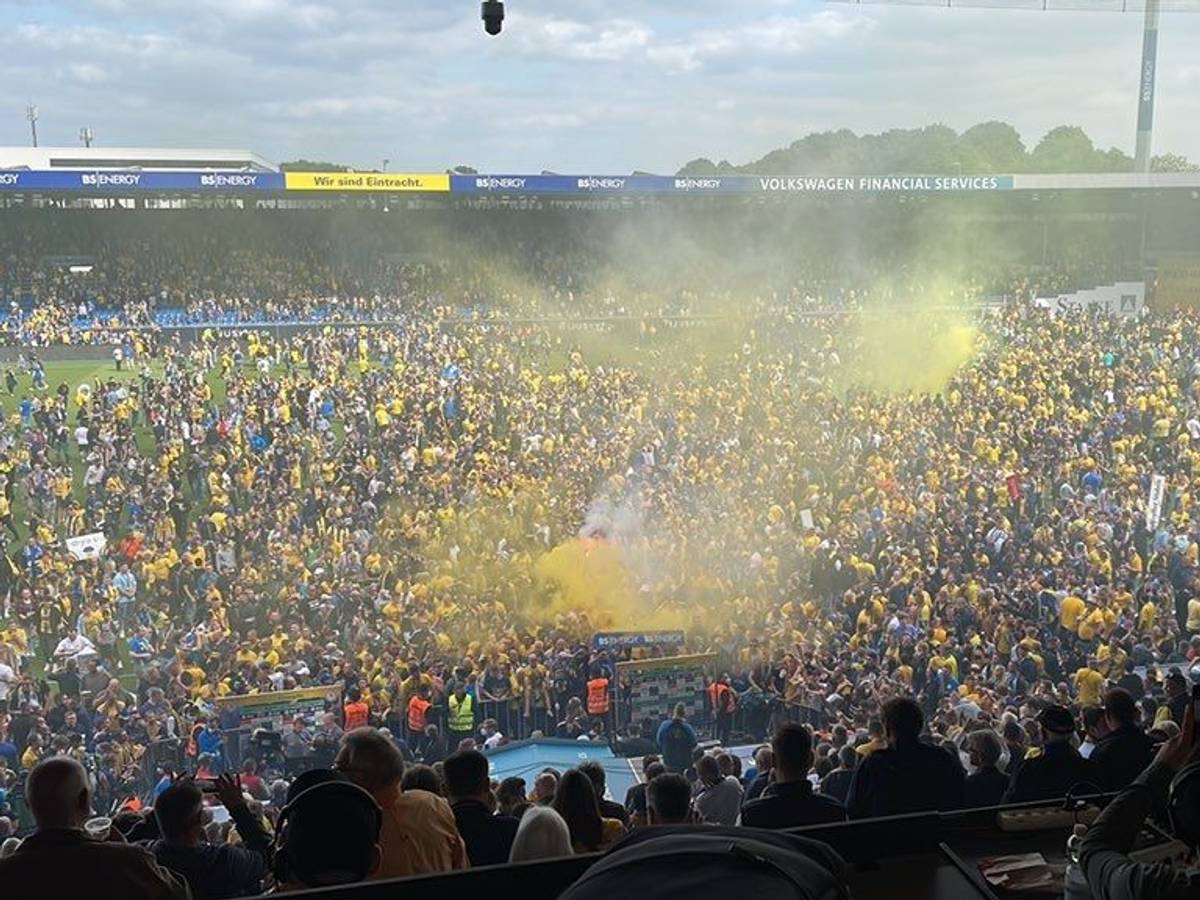 Mit einem Platzsturm sorgen die Fans von Eintracht Braunschweig im Spiel gegen Viktoria Köln für einen Spielabbruch.