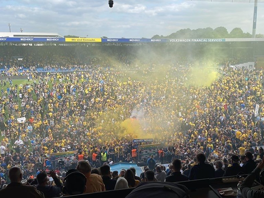 Mit einem Platzsturm sorgen die Fans von Eintracht Braunschweig im Spiel gegen Viktoria Köln für einen Spielabbruch.