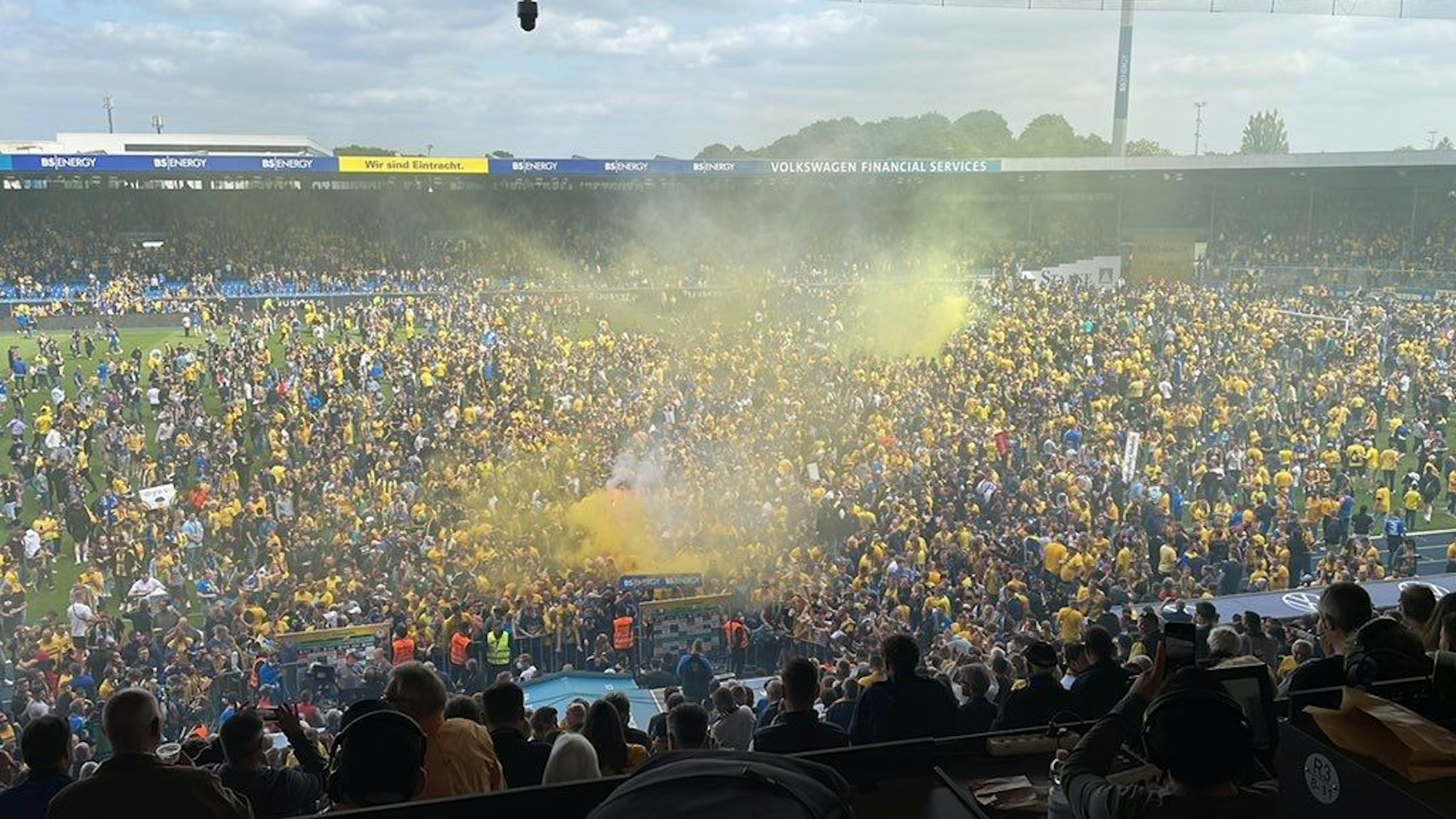 Mit einem Platzsturm sorgen die Fans von Eintracht Braunschweig im Spiel gegen Viktoria Köln für einen Spielabbruch.