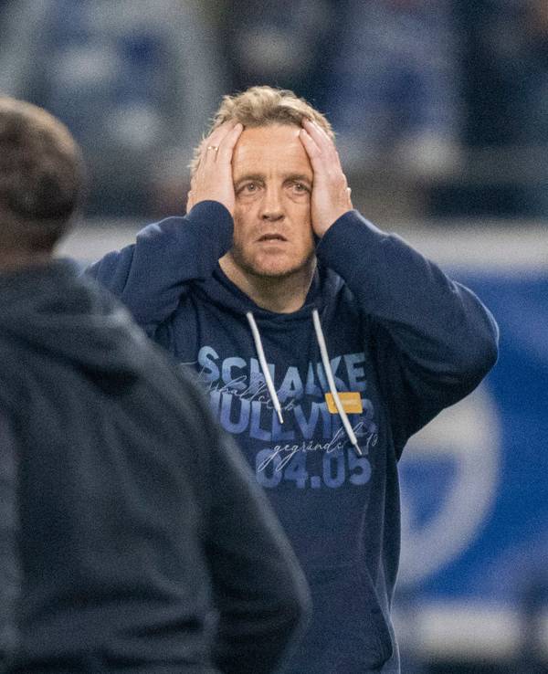 Mike Büskens, hier am 7. Mai 2022 bei der Partie gegen den FC St. Pauli, hat den FC Schalke zurück in die 1. Bundesliga geführt.