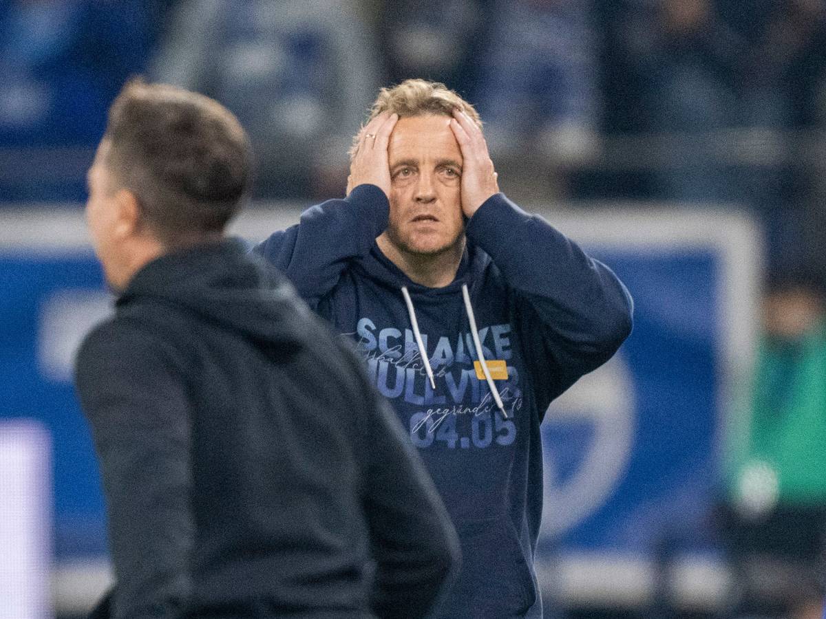Mike Büskens, hier am 7. Mai 2022 bei der Partie gegen den FC St. Pauli, hat den FC Schalke zurück in die 1. Bundesliga geführt.