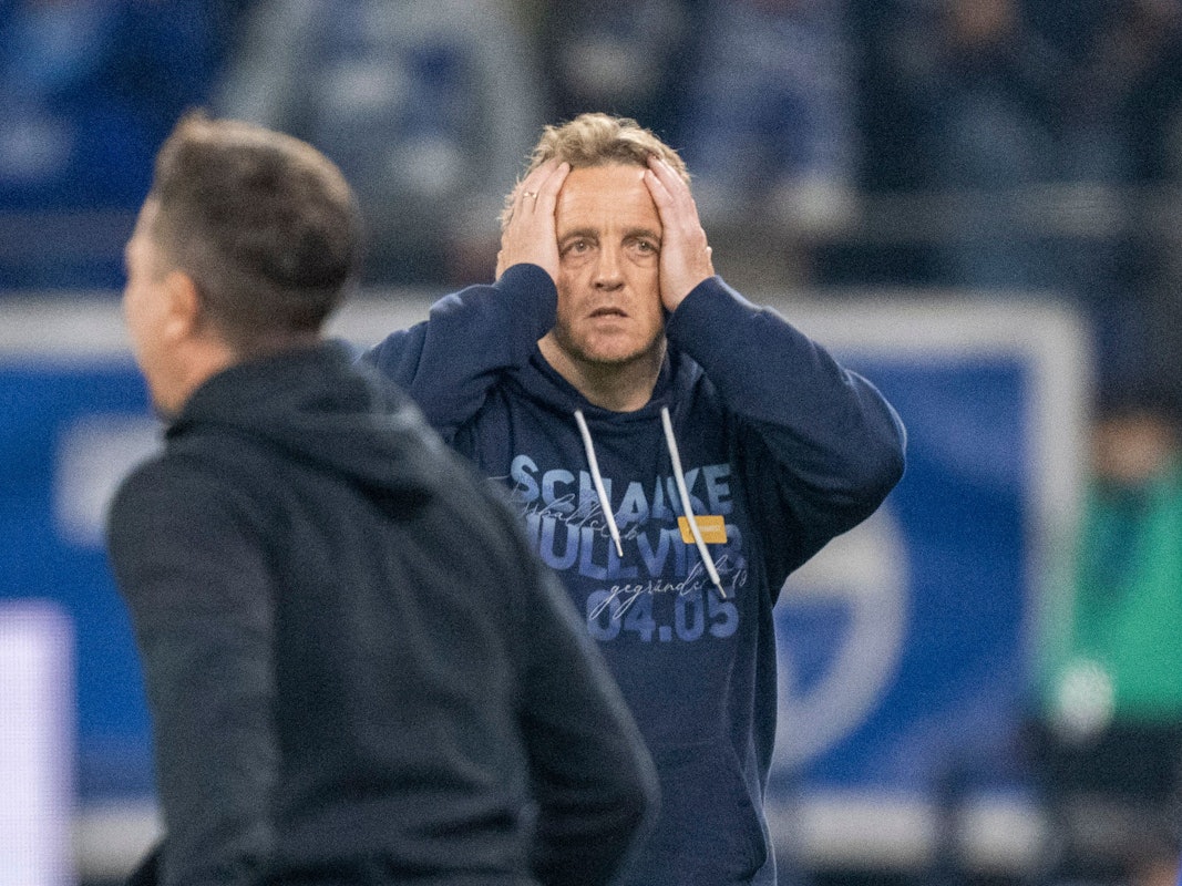 Mike Büskens, hier am 7. Mai 2022 bei der Partie gegen den FC St. Pauli, hat den FC Schalke zurück in die 1. Bundesliga geführt.