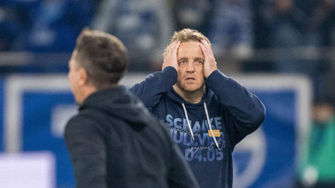 Mike Büskens, hier am 7. Mai 2022 bei der Partie gegen den FC St. Pauli, hat den FC Schalke zurück in die 1. Bundesliga geführt.