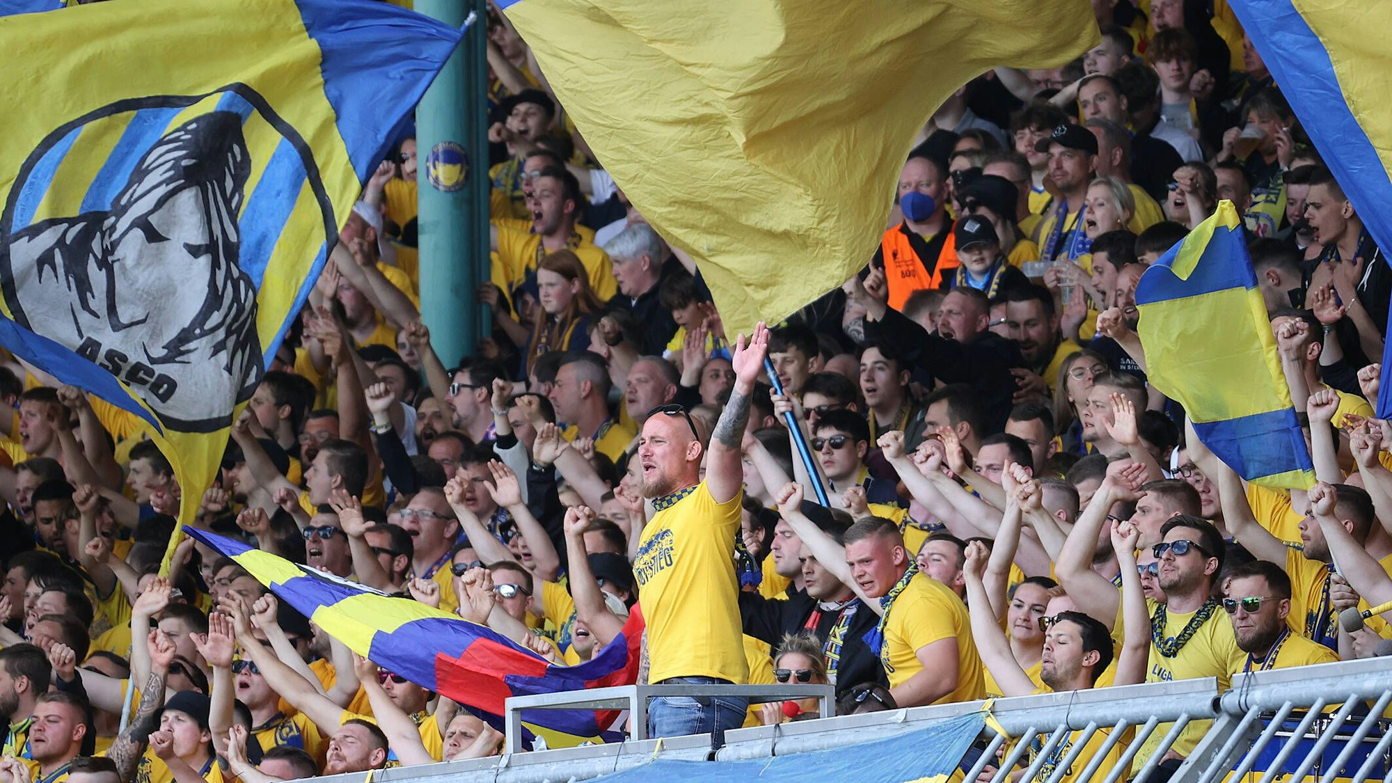 Die Fans von Eintracht Braunschweig feierten während der Partie gegen Viktoria Köln am 14. Mai 2022 den Aufstieg ihrer Helden.