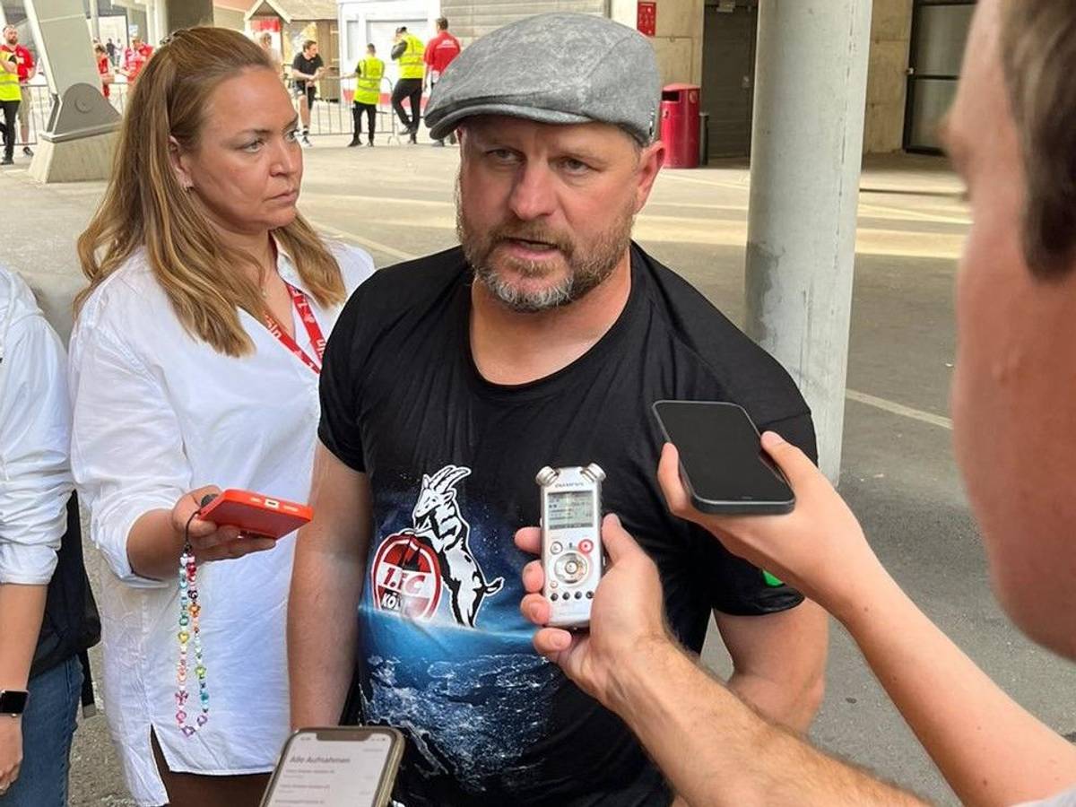 Steffen Baumgart gibt im Europa-Shirt des 1. FC Köln Interviews. Die Mixed-Zone in Stuttgart wurde wegen der VfB-Feierlichkeiten kurzerhand nach draußen verlegt.