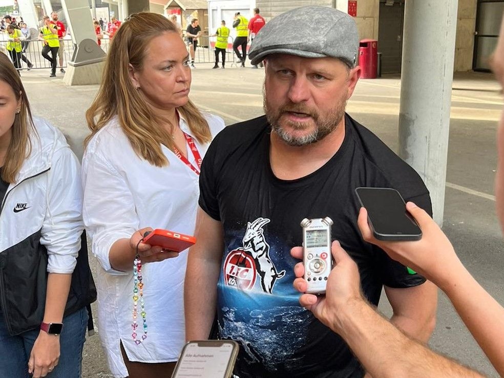 Steffen Baumgart gibt im Europa-Shirt des 1. FC Köln Interviews. Die Mixed-Zone in Stuttgart wurde wegen der VfB-Feierlichkeiten kurzerhand nach draußen verlegt.