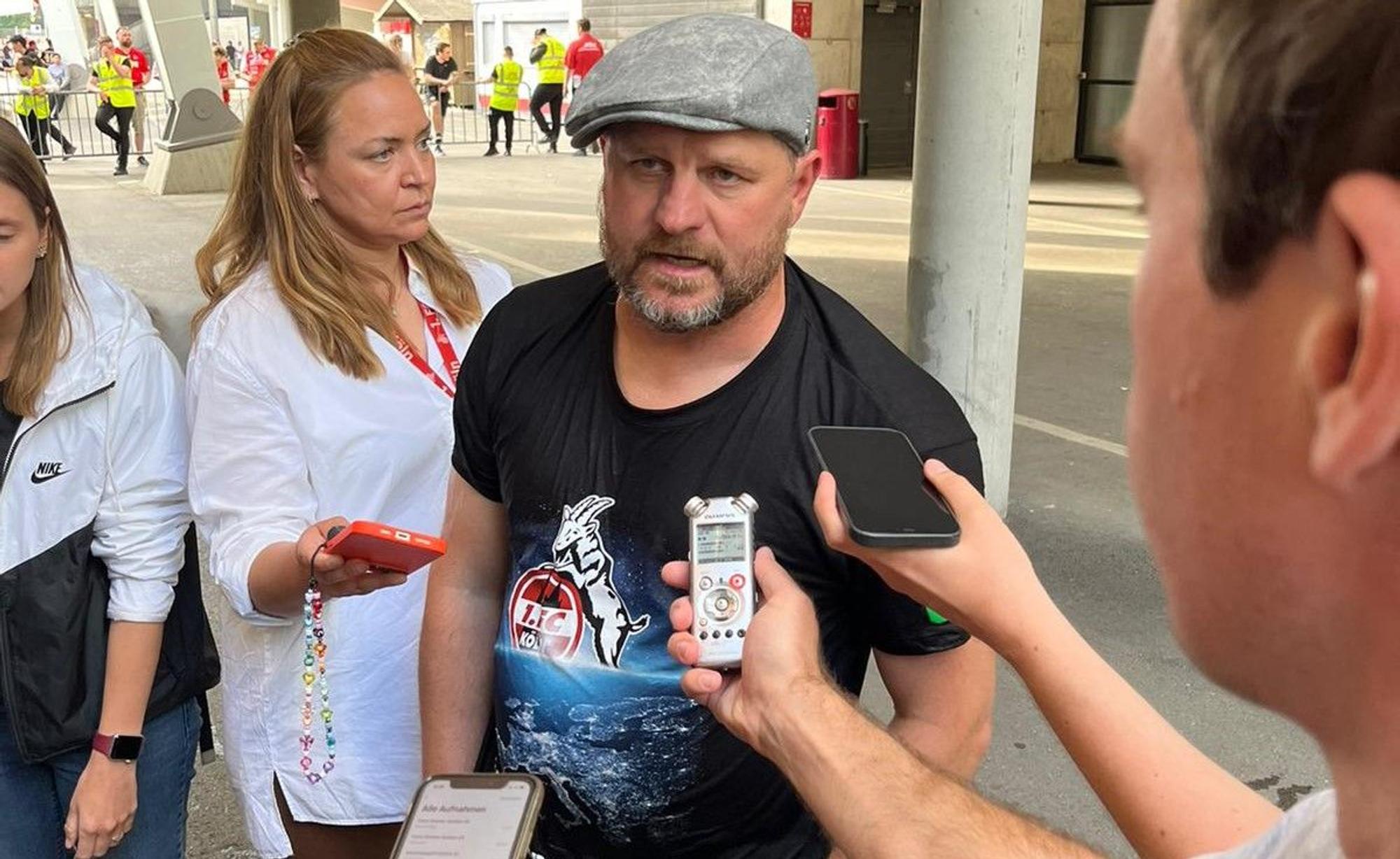 Steffen Baumgart gibt im Europa-Shirt des 1. FC Köln Interviews. Die Mixed-Zone in Stuttgart wurde wegen der VfB-Feierlichkeiten kurzerhand nach draußen verlegt.