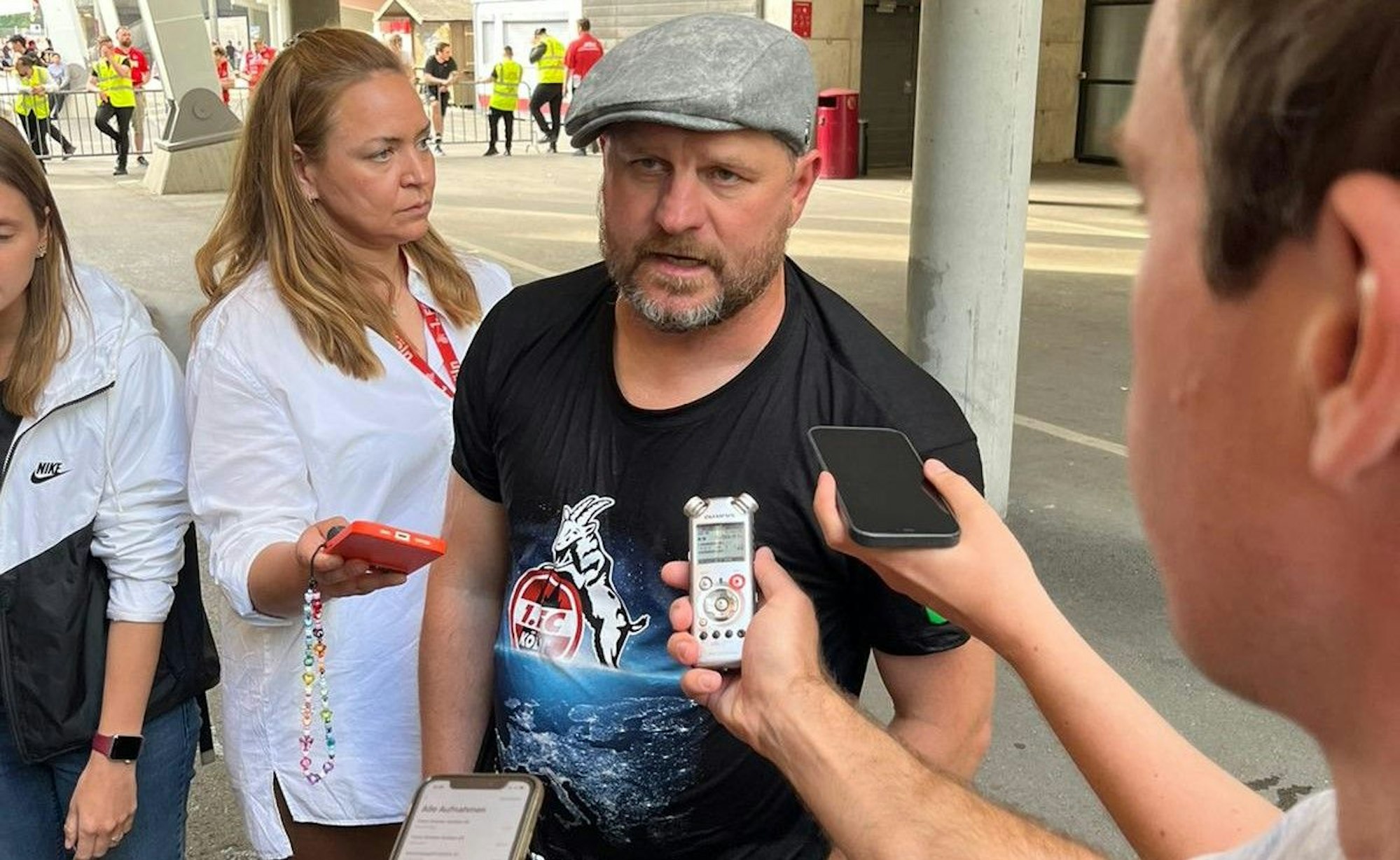Steffen Baumgart gibt im Europa-Shirt des 1. FC Köln Interviews. Die Mixed-Zone in Stuttgart wurde wegen der VfB-Feierlichkeiten kurzerhand nach draußen verlegt.