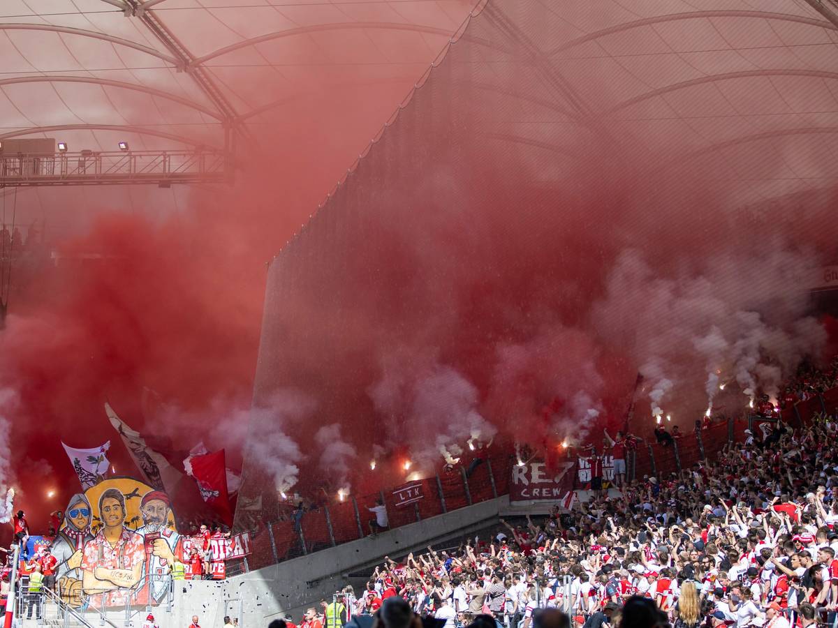 Der Kölner Gästeblock beim FC-Gastspiel beim VfB Stuttgart am 34. Bundesliga-Spieltag.