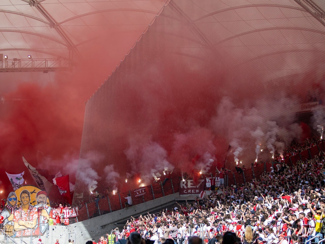Der Kölner Gästeblock beim FC-Gastspiel beim VfB Stuttgart am 34. Bundesliga-Spieltag.