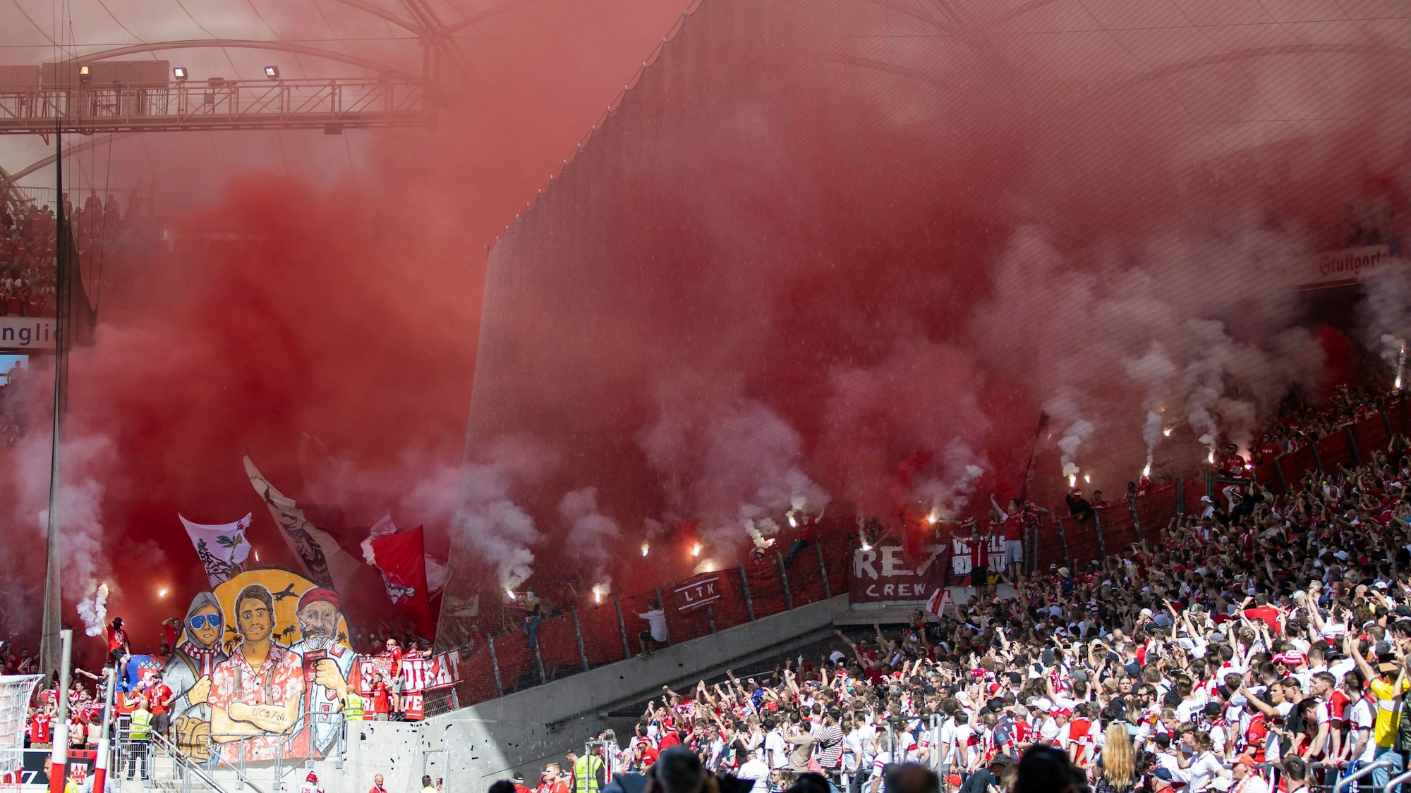 Der Kölner Gästeblock beim FC-Gastspiel beim VfB Stuttgart am 34. Bundesliga-Spieltag.