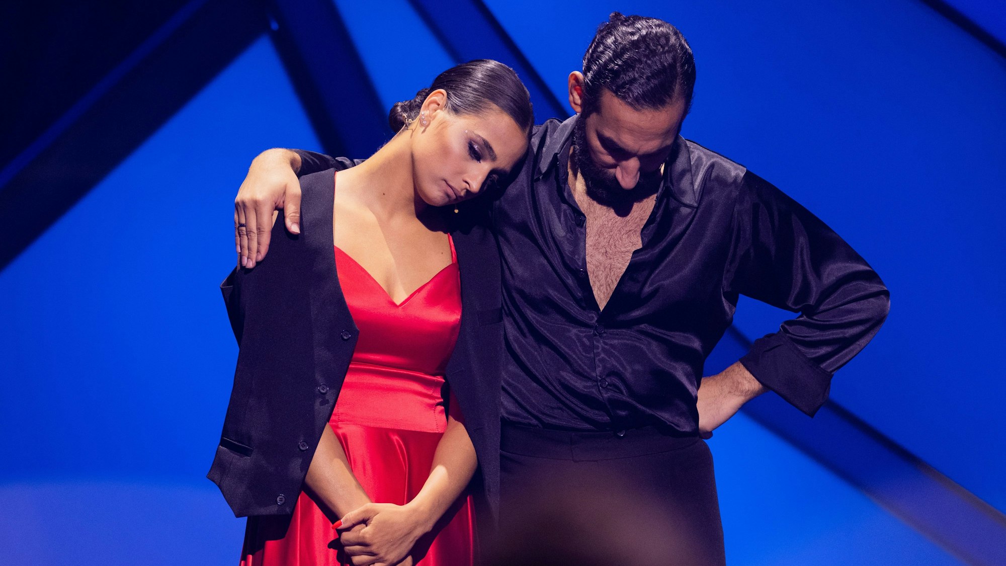Amira Pocher und Massimo Sinató stehen gemeinsam auf der „Let's Dance“-Bühne.