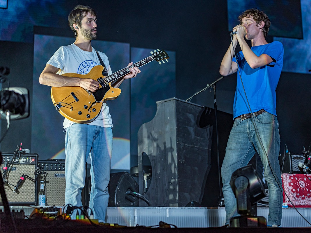 AnnenMayKantereit stehen auf der Bühne.