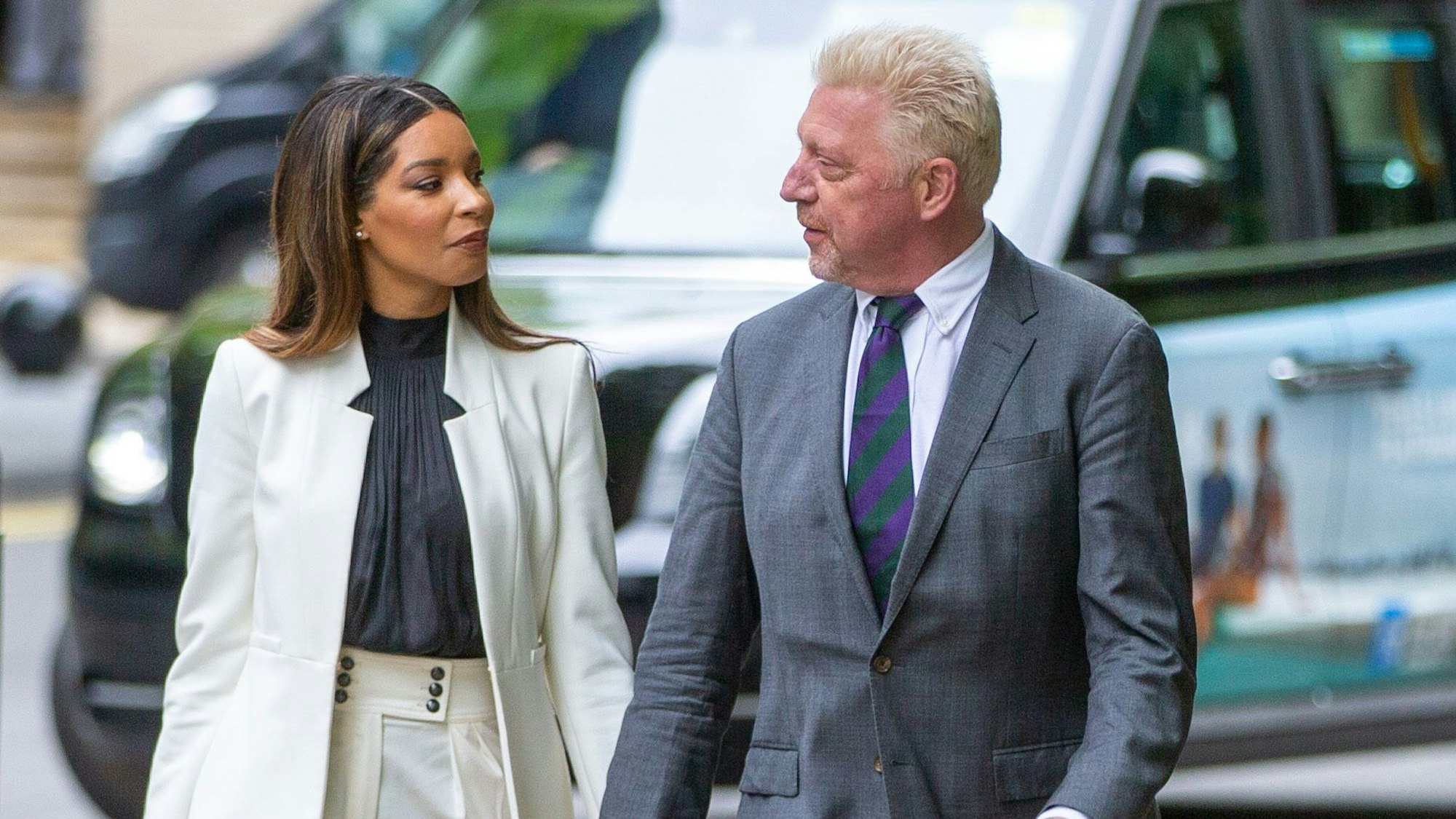 Boris Becker (r), ehemaliger Tennis-Profi aus Deutschland, kommt gemeinsam mit seiner Lebensgefährtin Lilian de Carvalho Monteiro am 29. April 2022 zur Strafmaßverkündung in seinem Insolvenzverfahren am Southwark Crown Court an.