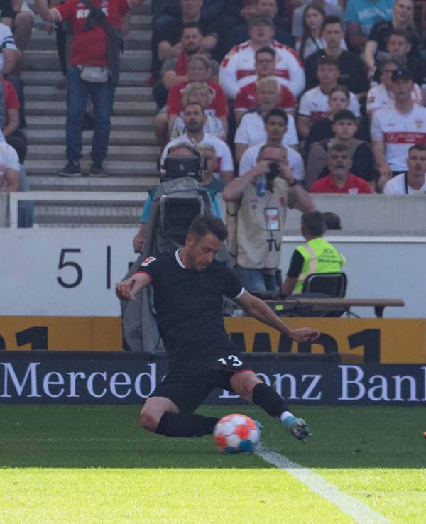 Mark Uth vom 1. FC Köln kommt per Grätsche vor Stuttgart-Stürmer Sasa Kalajdzic an den Ball.