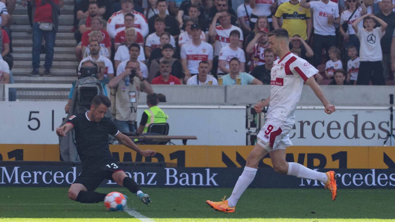 Mark Uth vom 1. FC Köln kommt per Grätsche vor Stuttgart-Stürmer Sasa Kalajdzic an den Ball.