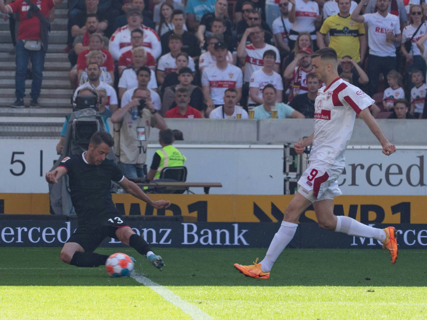 Mark Uth vom 1. FC Köln kommt per Grätsche vor Stuttgart-Stürmer Sasa Kalajdzic an den Ball.