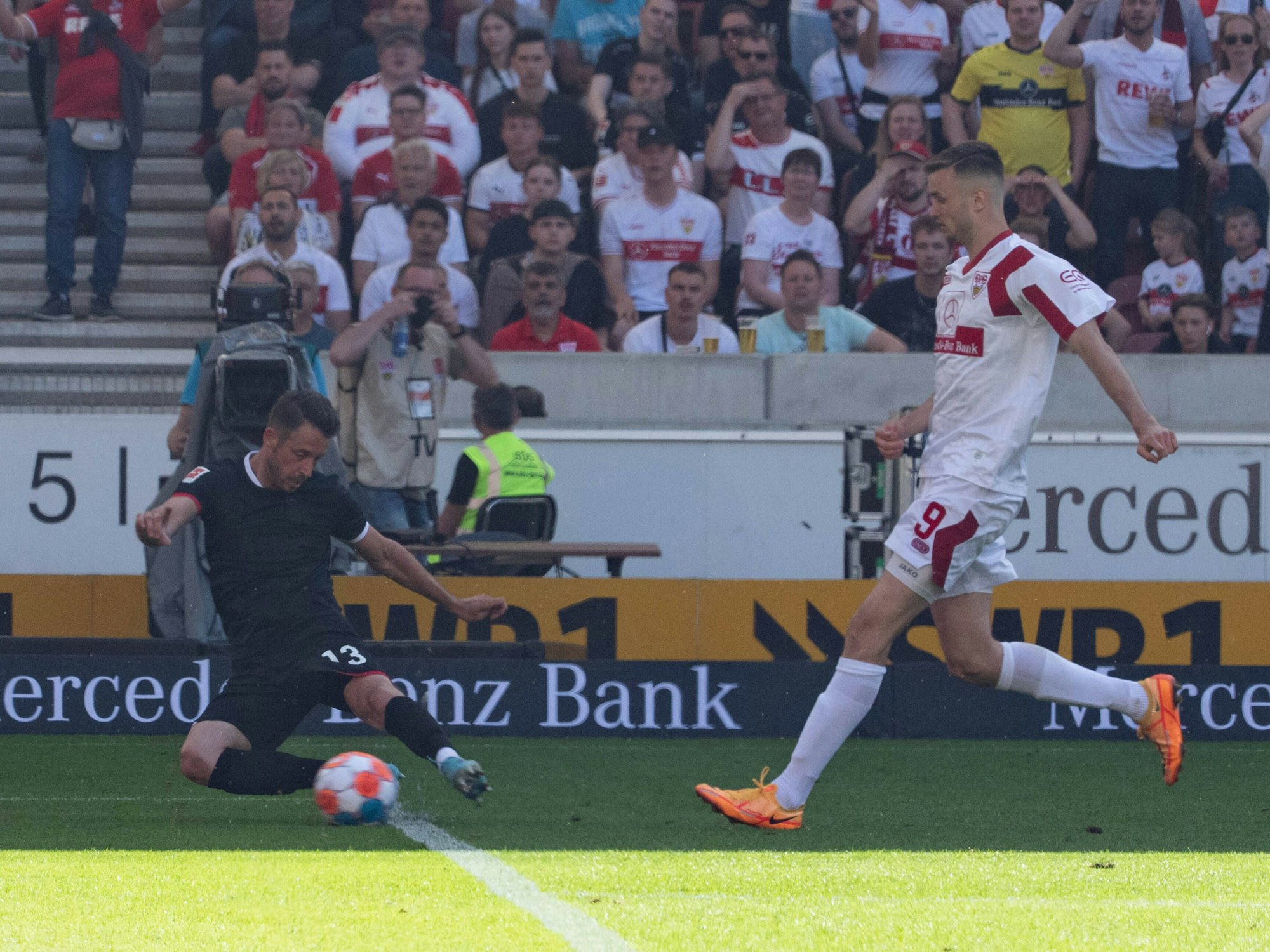 Mark Uth vom 1. FC Köln kommt per Grätsche vor Stuttgart-Stürmer Sasa Kalajdzic an den Ball.