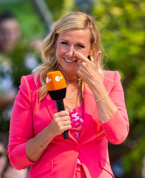 Andrea Kiewel, hier während ihres Auftritts als Moderatorin beim ZDF-„Fernsehgarten“ im Mai 2022, ist schon seit mehr als 22 Jahren das Gesicht der Sendung.