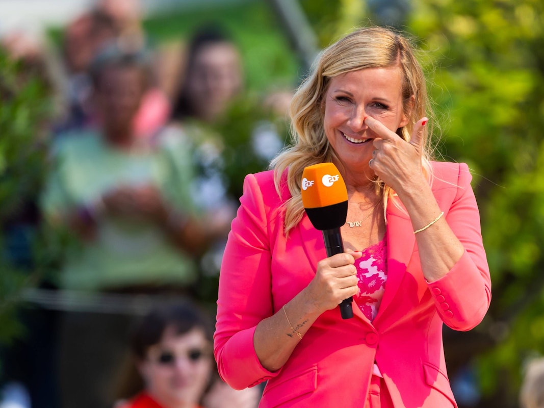 Andrea Kiewel, hier während ihres Auftritts als Moderatorin beim ZDF-„Fernsehgarten“ im Mai 2022, ist schon seit mehr als 22 Jahren das Gesicht der Sendung.