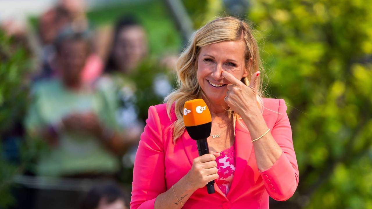 Andrea Kiewel, hier während ihres Auftritts als Moderatorin beim ZDF-„Fernsehgarten“ im Mai 2022, ist schon seit mehr als 22 Jahren das Gesicht der Sendung.