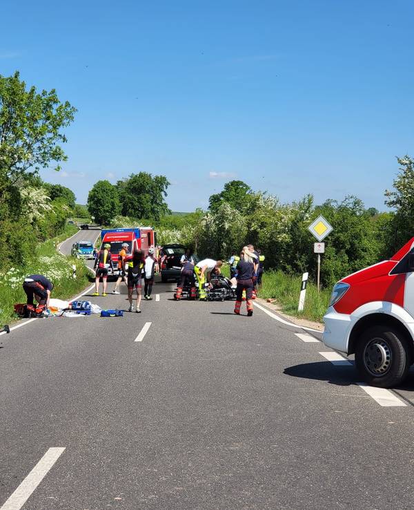 Ersthelfer an der Unfallstelle bei der RTF Rund um Erftstadt.