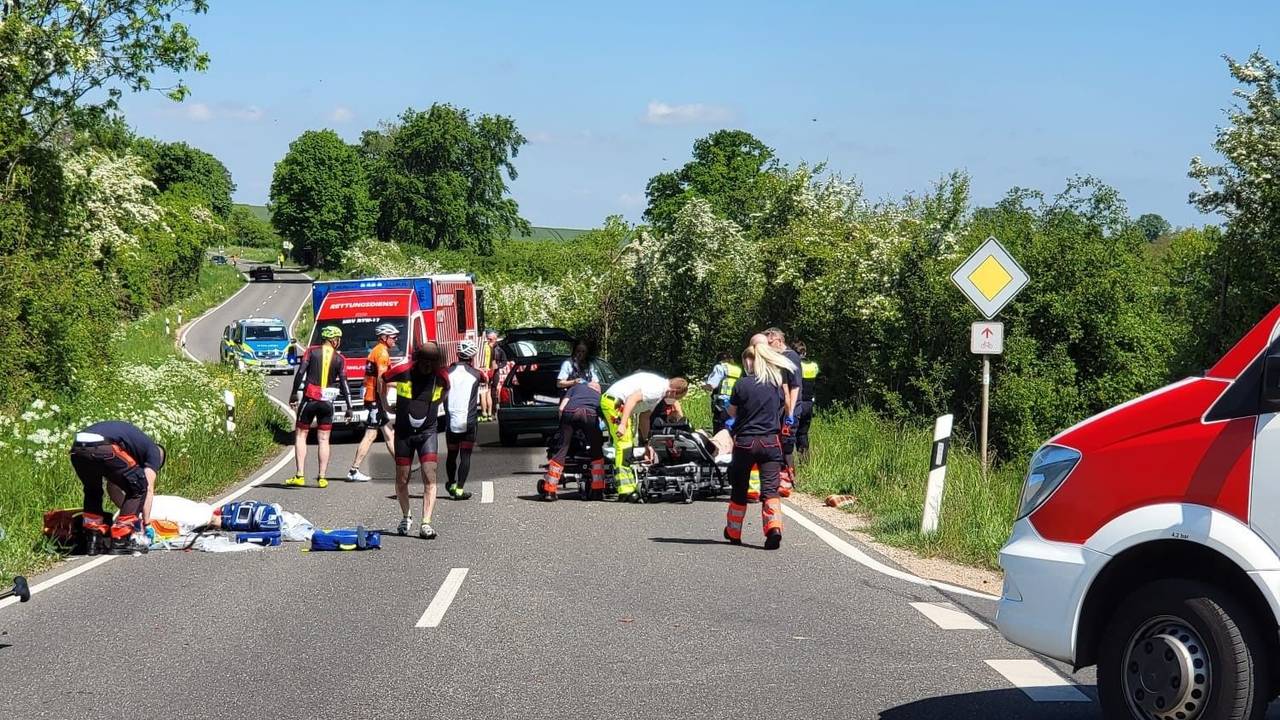 Ersthelfer an der Unfallstelle bei der RTF Rund um Erftstadt.