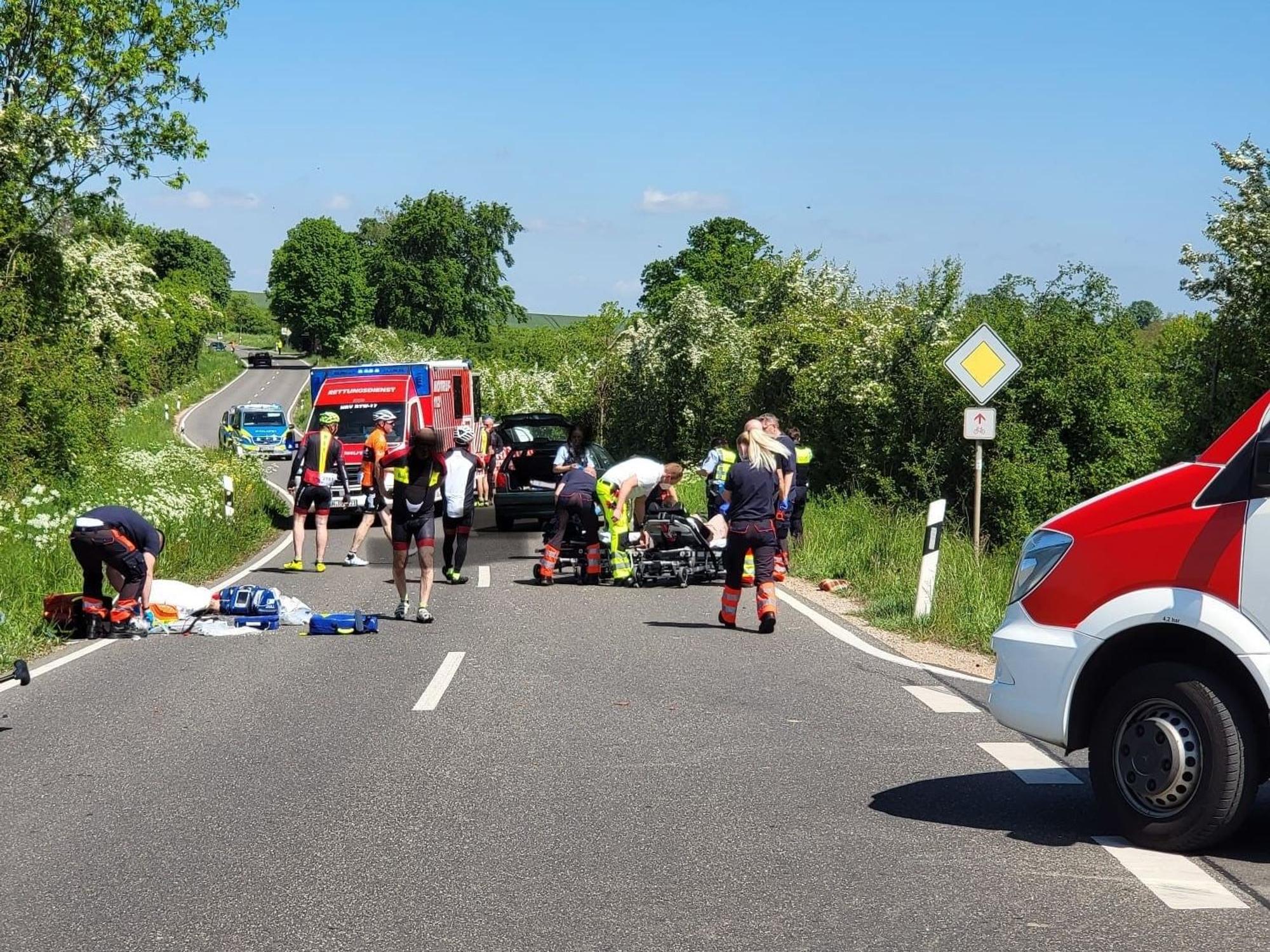 Ersthelfer an der Unfallstelle bei der RTF Rund um Erftstadt.
