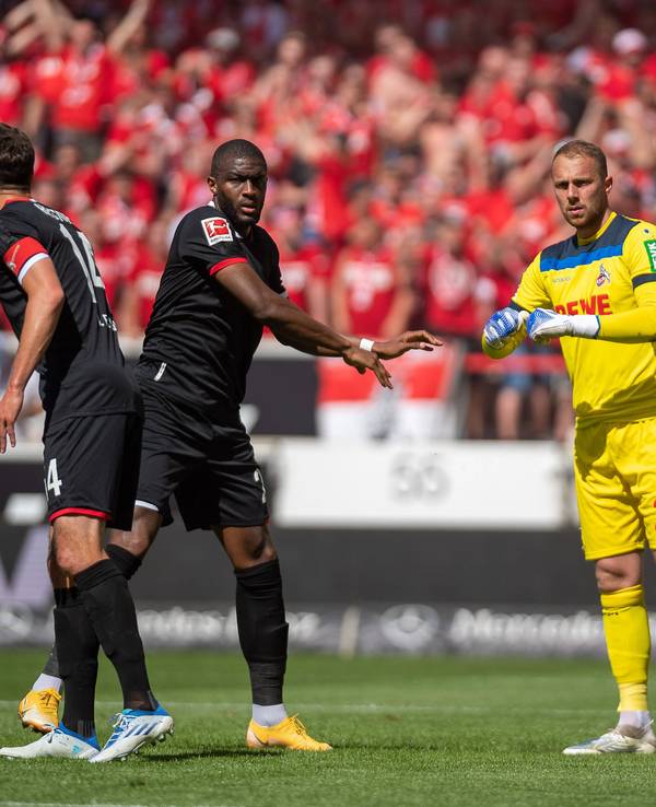 Marvin Schwäbe klatscht mit Anthony Modeste ab.