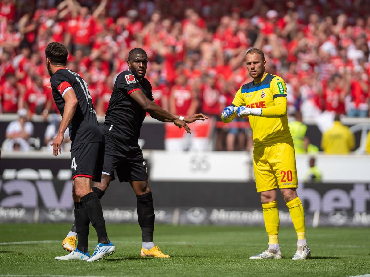 Marvin Schwäbe klatscht mit Anthony Modeste ab.