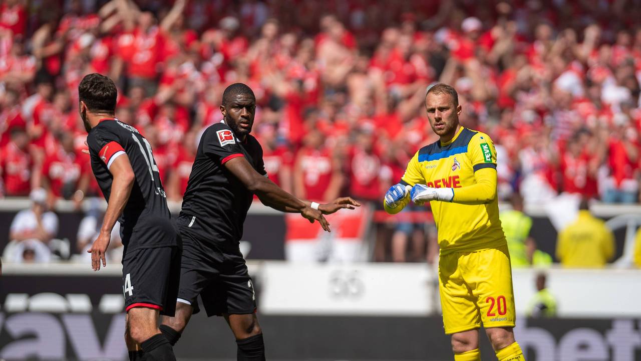 Marvin Schwäbe klatscht mit Anthony Modeste ab.