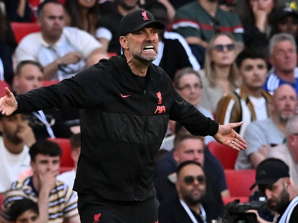 Liverpools Jürgen Klopp brüllt an der Seitenlinie.