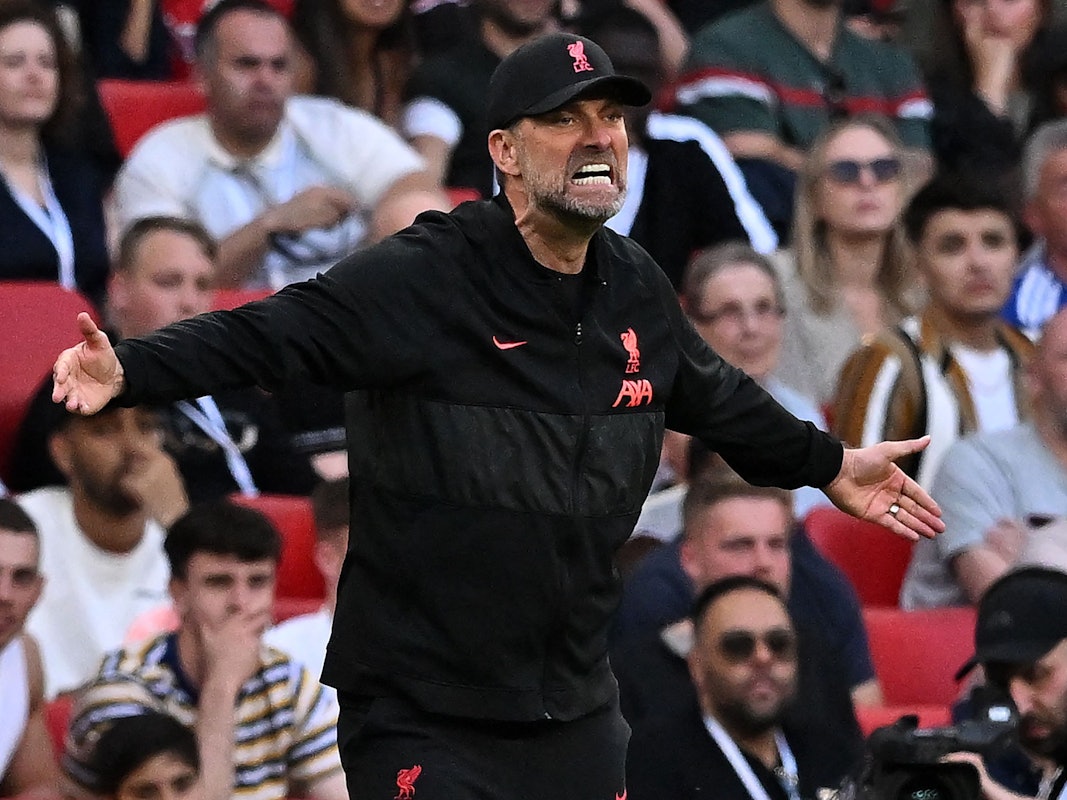 Liverpools Jürgen Klopp brüllt an der Seitenlinie.