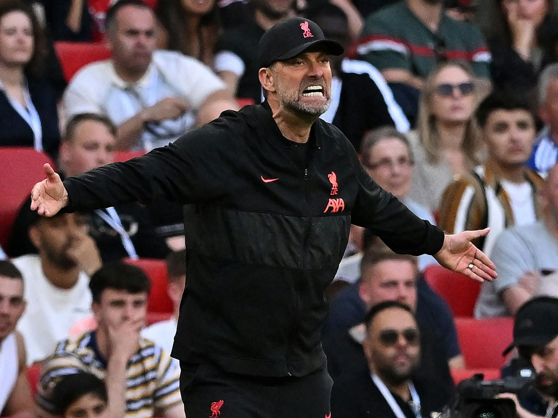 Liverpools Jürgen Klopp brüllt an der Seitenlinie.