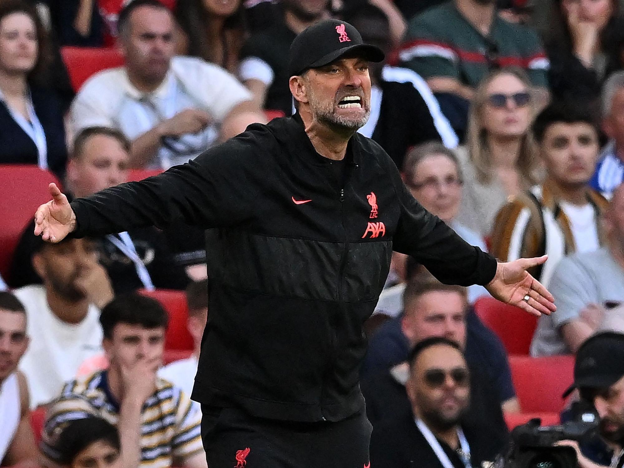 Liverpools Jürgen Klopp brüllt an der Seitenlinie.