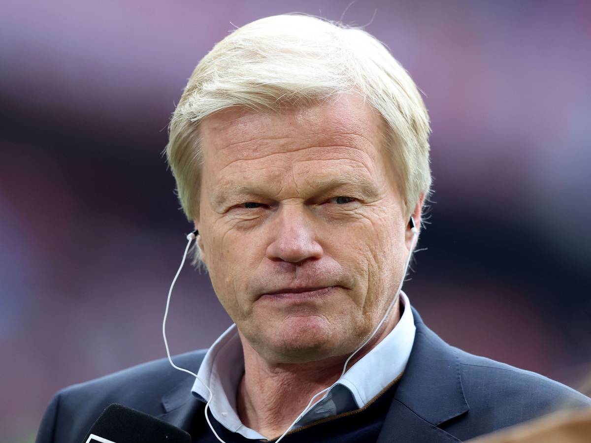 Oliver Kahn steht an der Seitenlinie.