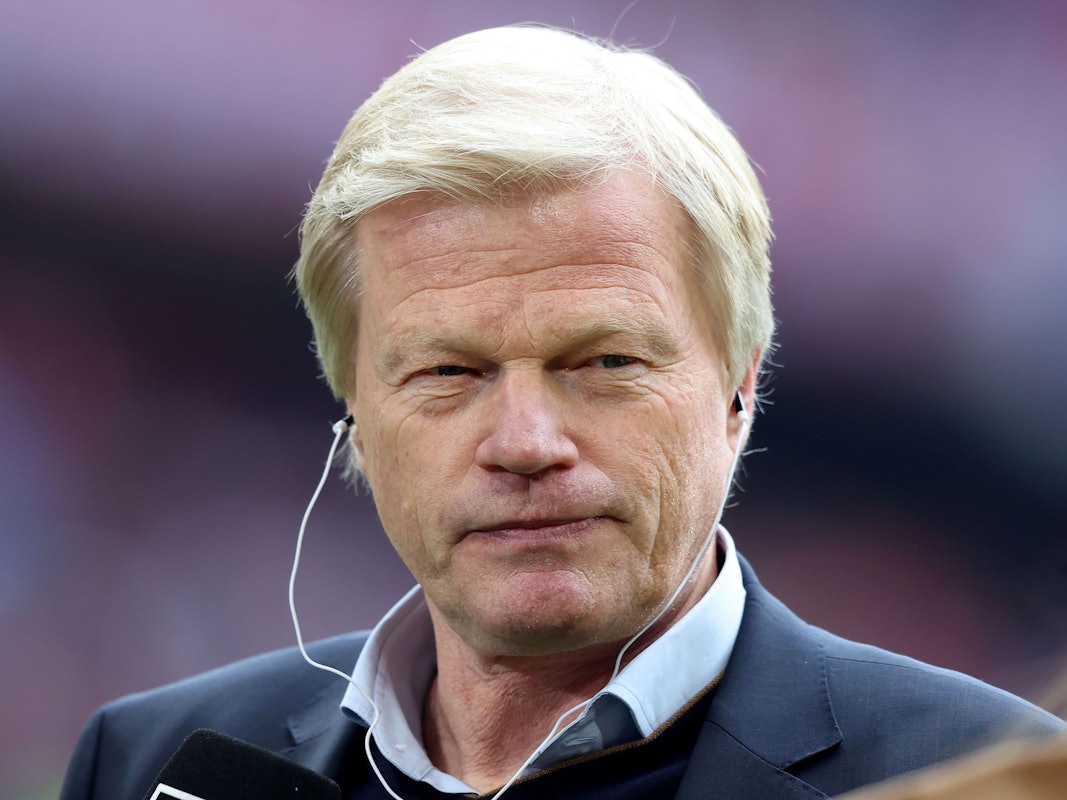 Oliver Kahn steht an der Seitenlinie.