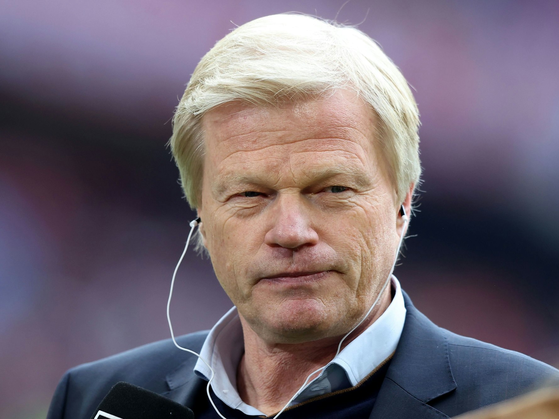 Oliver Kahn steht an der Seitenlinie.