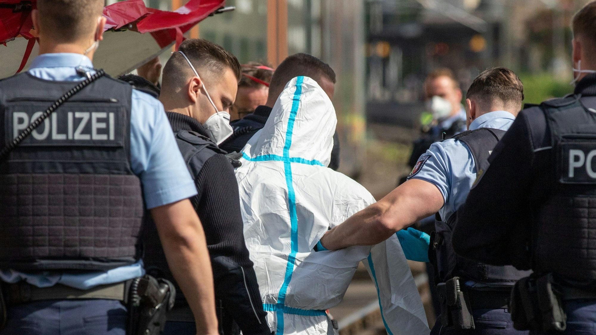 Der Täter aus dem RE4 wird von der Polizei abgeführt.