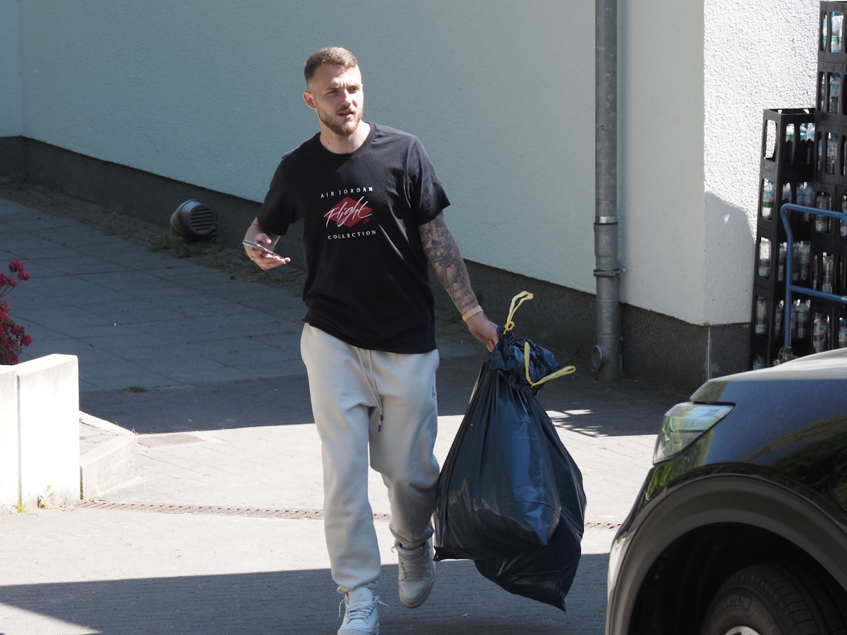 Jannes Horn verlässt das Geißbockheim, mit seinen persönlichen Gegenständen in einem Müllsack.