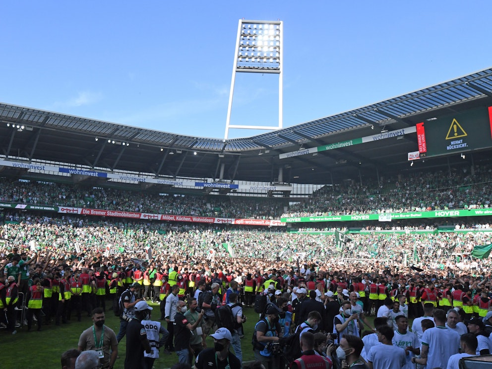 Platzsturm im Weserstadion: Euphorische Fans von Werder Bremen feierten den Aufstieg auf dem Rasen.