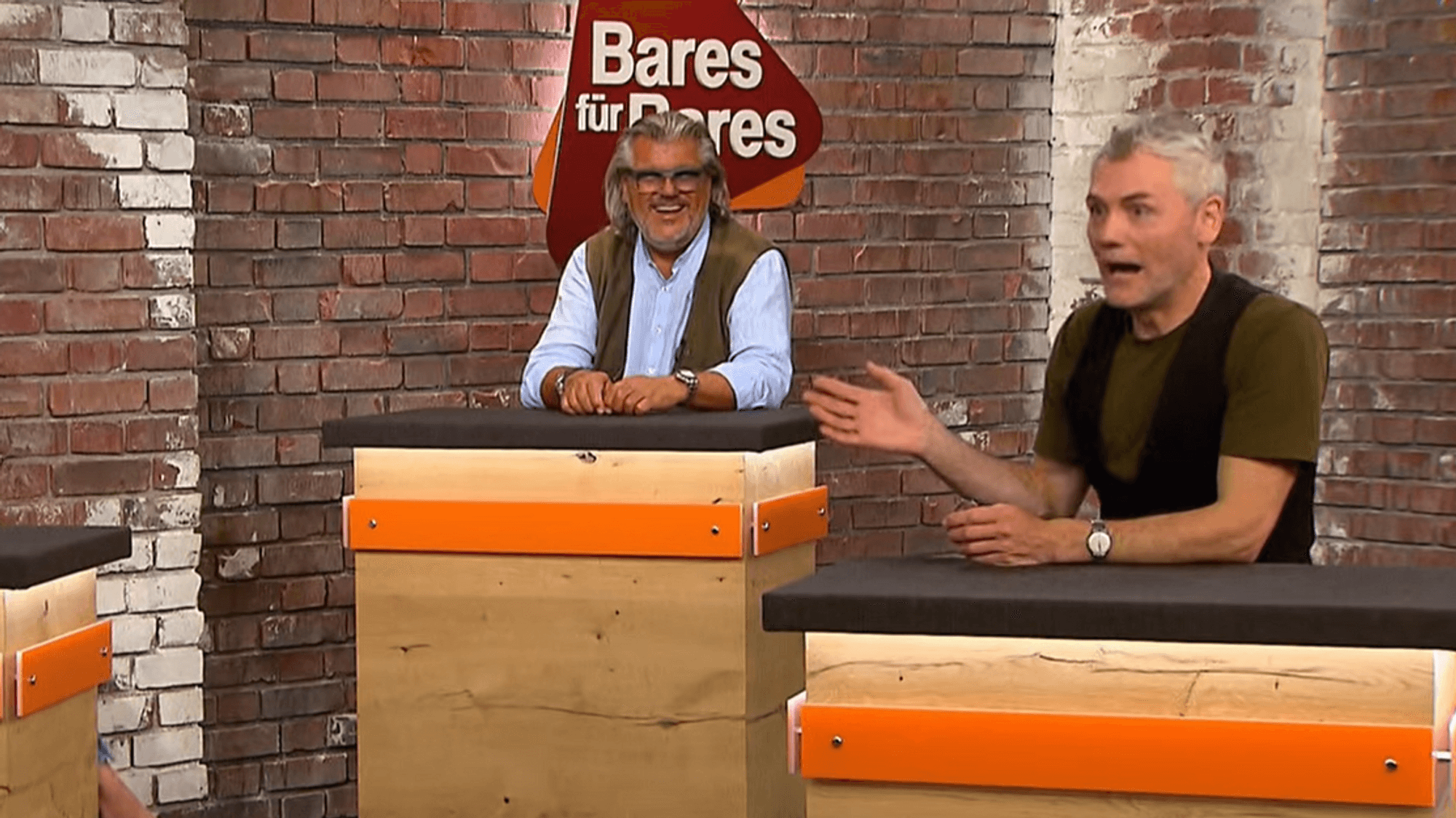 „Bares für Rares“-Händler Christian Vechtel (r.) und Roman Runkel (l.) wird in der ZDF-Sendung vom 2. Dezember 2021.