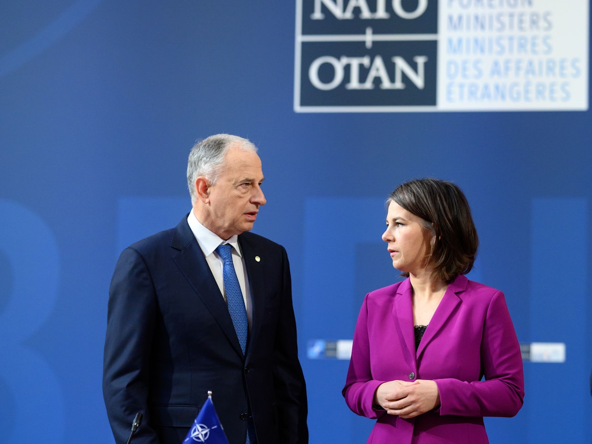 Mircea Geoana (l), stellvertretender Nato-Generalsekretär, und Annalena Baerbock unterhalten sich beim Nato-Treffen am 15. Mai 2022.